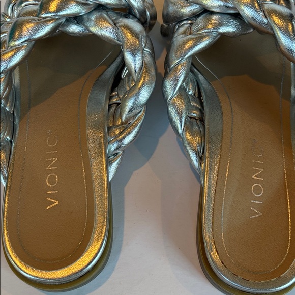 NWOT Vionic Kalina in Silver. Size 8 - Picture 4 of 6